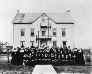 Nuns and students posed outside the convent, 1924